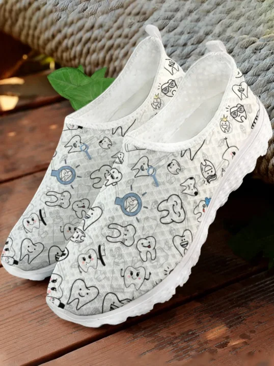 Women Shoes Tennis - Białe sneakersy z nadrukiem zębów w
